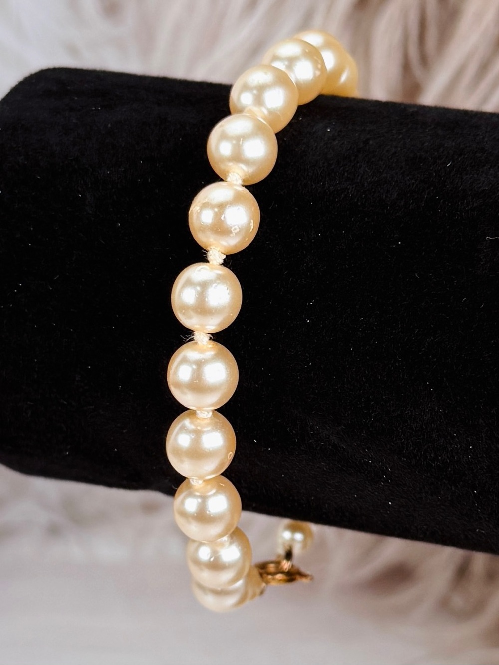 Vintage Cream Pearl Look Beaded Bracelet Gold Tone Spring Ring Clasp